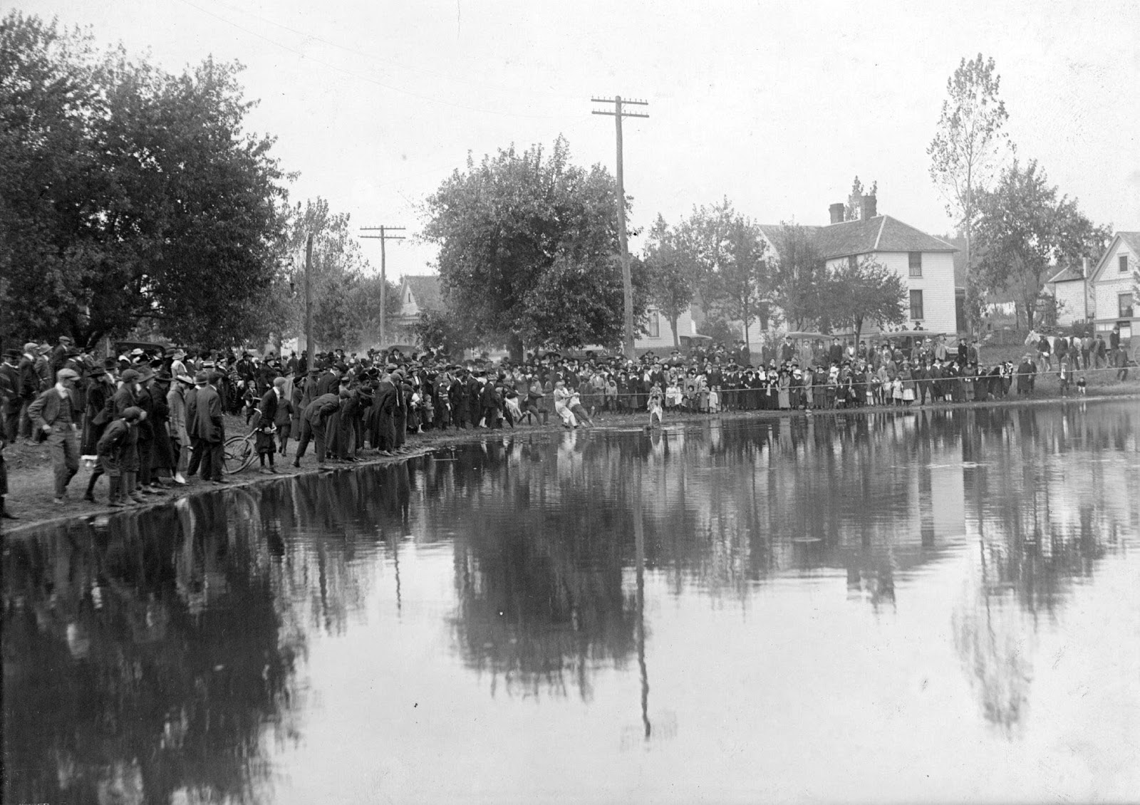 With the firing of a gun, the tug of war would begin. The massive steel cable that they used would slowly become taut across the pond with one class pulling towards Rose St. Photo courtesy of UK Special Collections. 